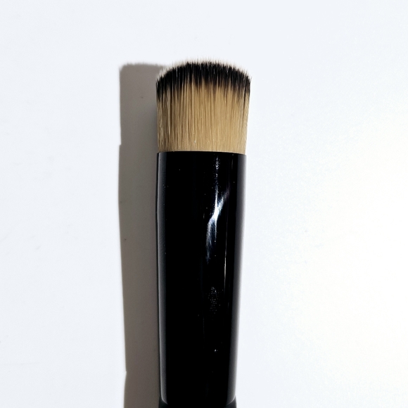 Sara Adams Cosmetiques Pro Round Angled Foundation Brush #08 - Picture 6 of 8